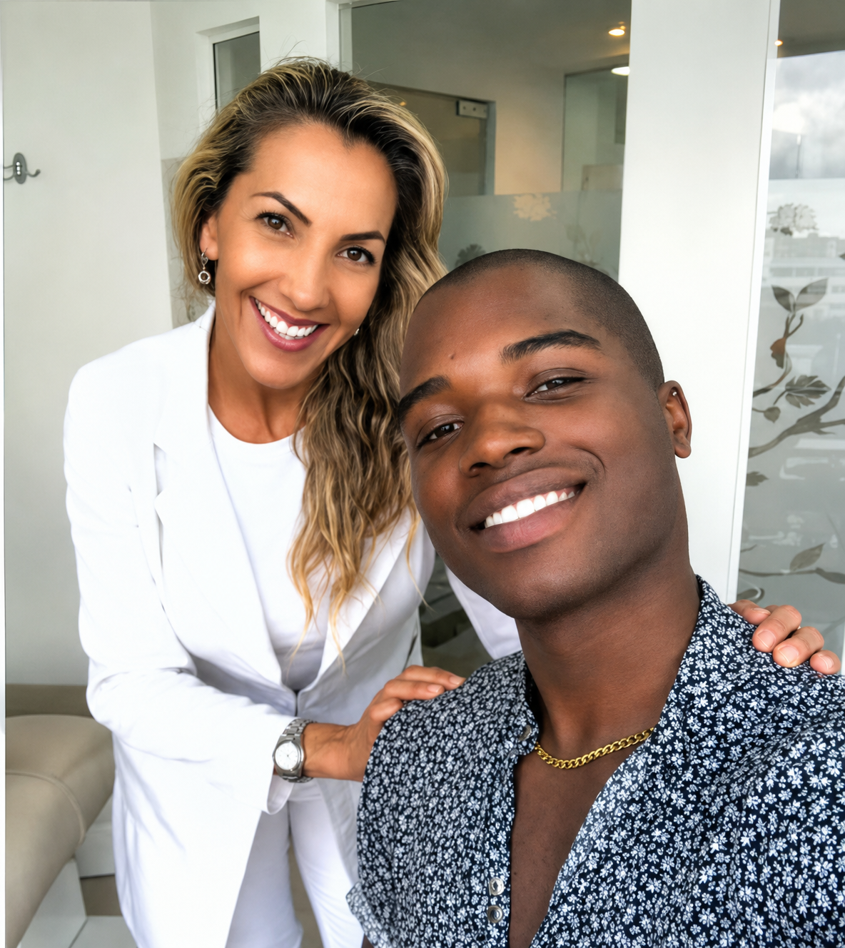 Paciente real sonriendo junto a la Dra. Adriana Chejab después de su tratamiento